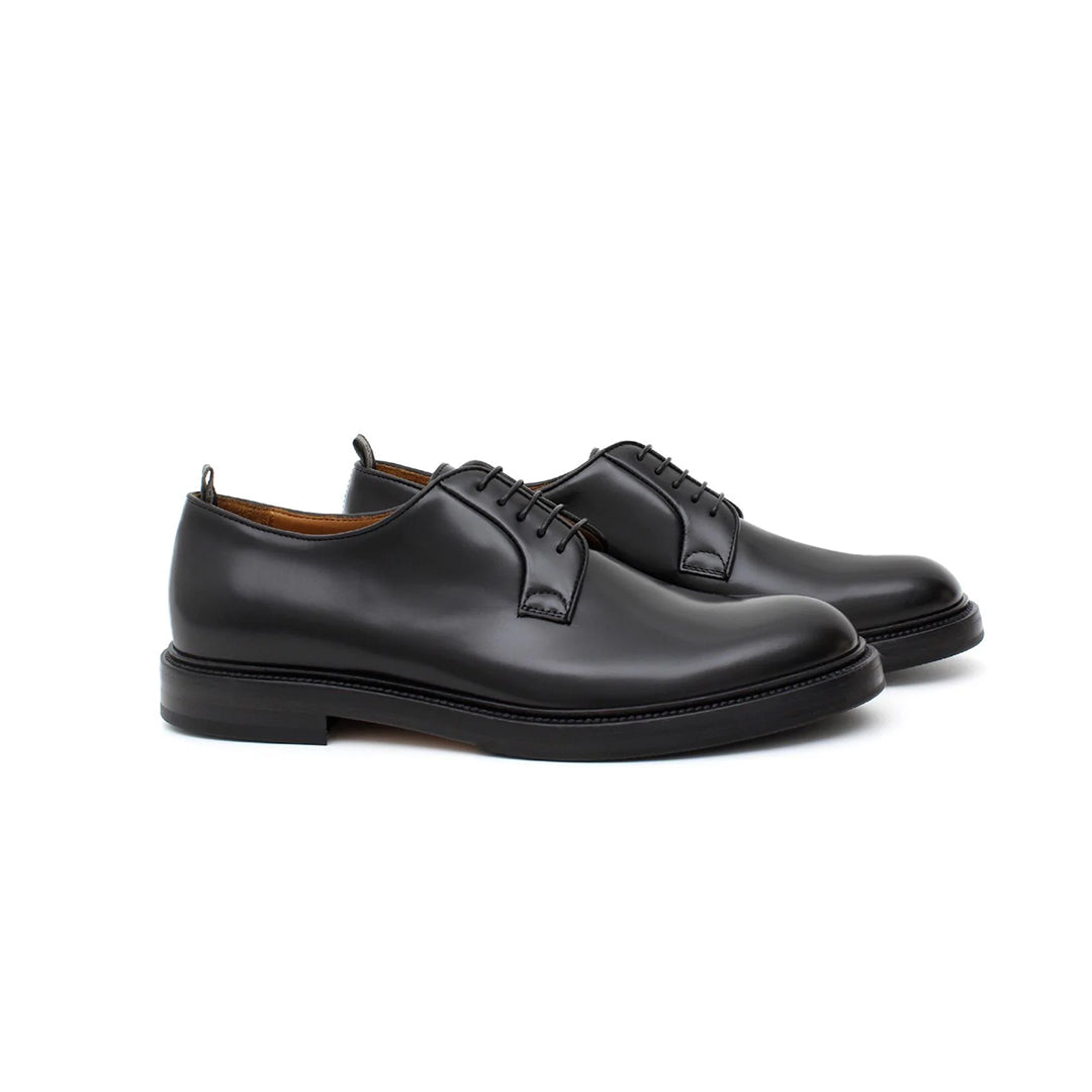 Derby brushed calfskin with light rubber sole
